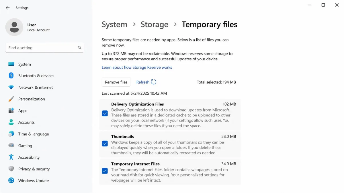 Windows Settings Temporary files screen listing Delivery Optimization files, Thumbnails and Temporary Internet Files with checkboxes and sizes.
