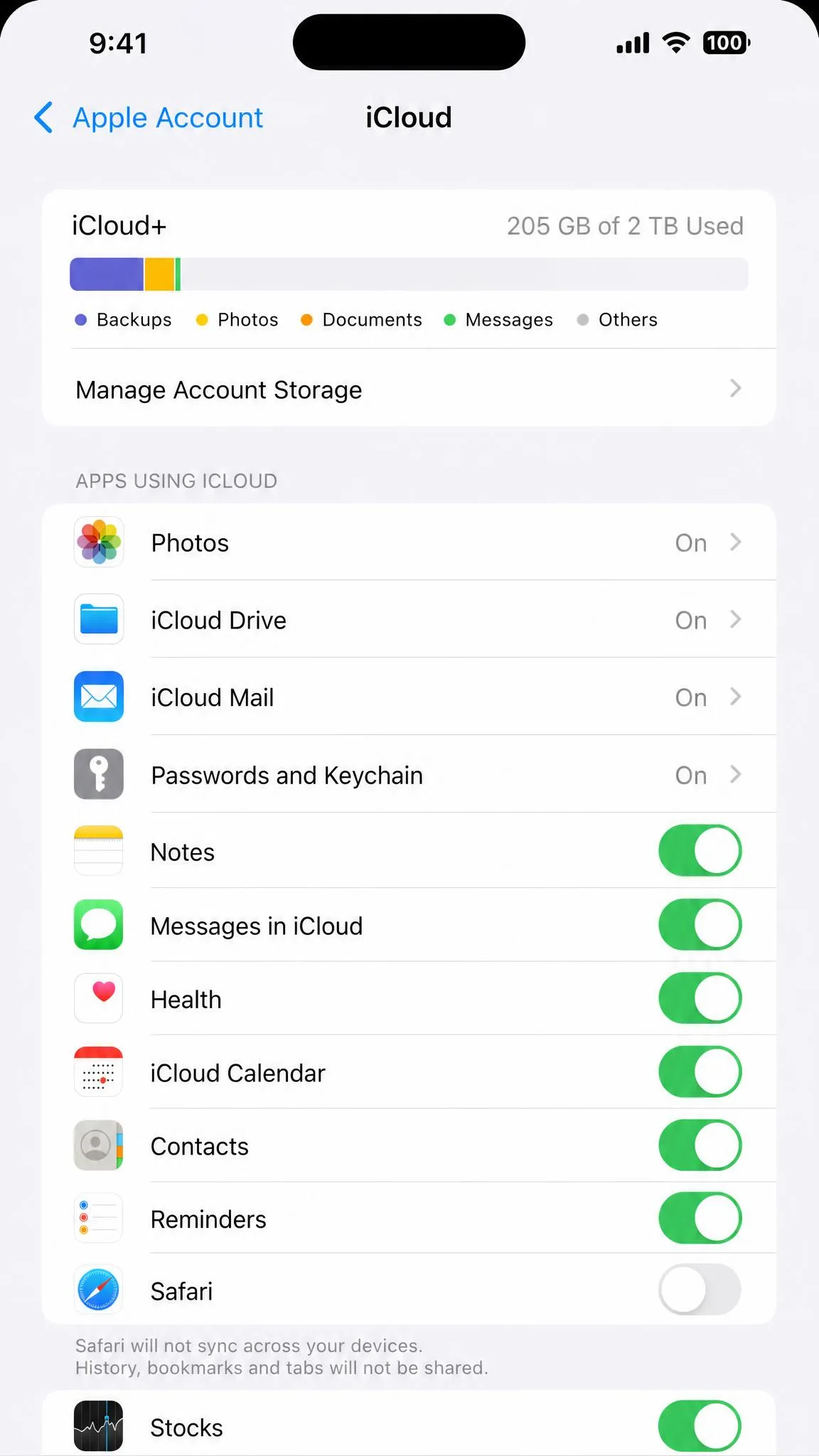 The iCloud settings screen on an iPhone with the Safari toggle switched off, the step that stops history syncing back from an iPad or Mac.